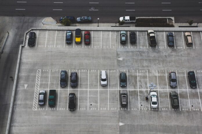 Jakie wymagania techniczne muszą spełniać blokady parkingowe